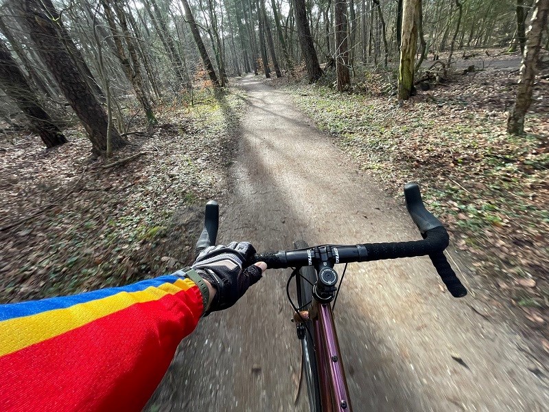 Laagvliegen over heide en heuvels